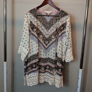 Floral kimono with lace trim on sleeves & hem